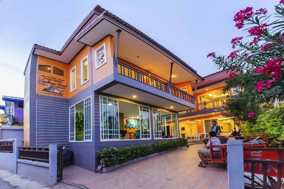 The Harbor Front เกาะล้าน Hotel Exterior photo